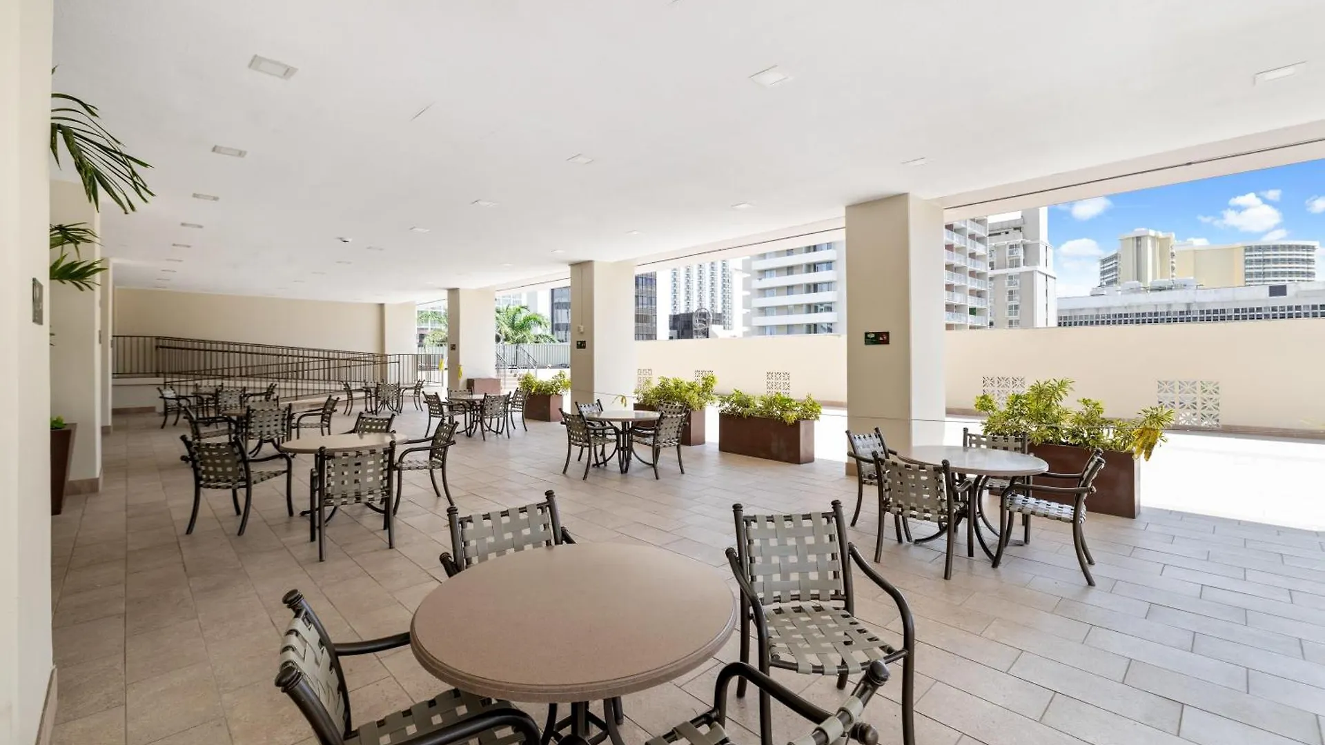 Royal Kuhio 1702 - Spacious Studio With Stunning Mountain City Views In The Heart Of Waikiki! Honolulu Nyaraló